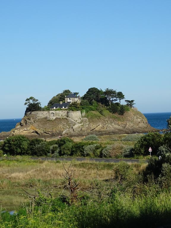 Hotel Restaurant Du Commerce La Gouesniere ภายนอก รูปภาพ